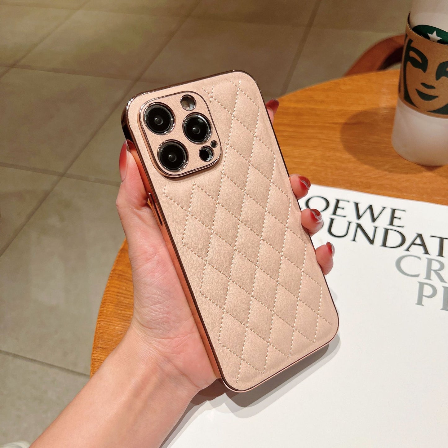 Funda de cuero con rombos para iPhone