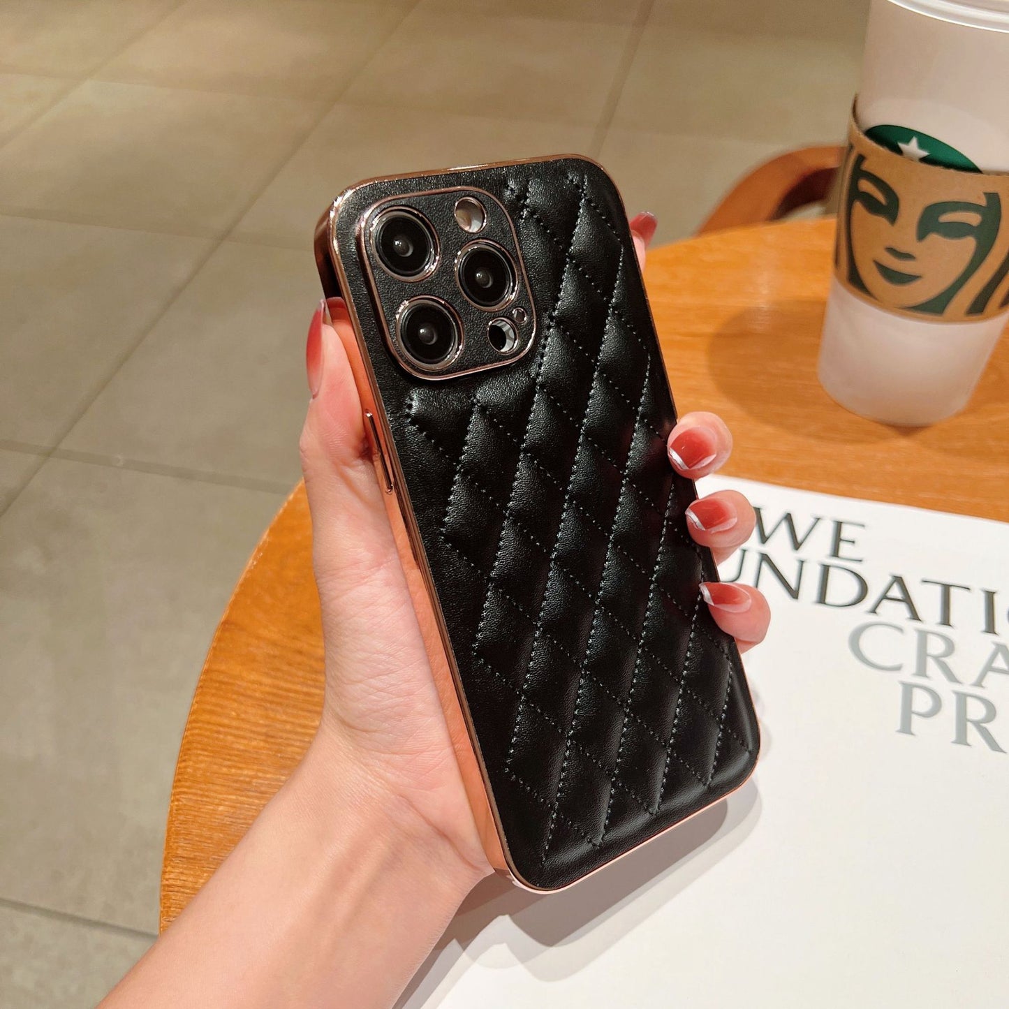 Funda de cuero con rombos para iPhone