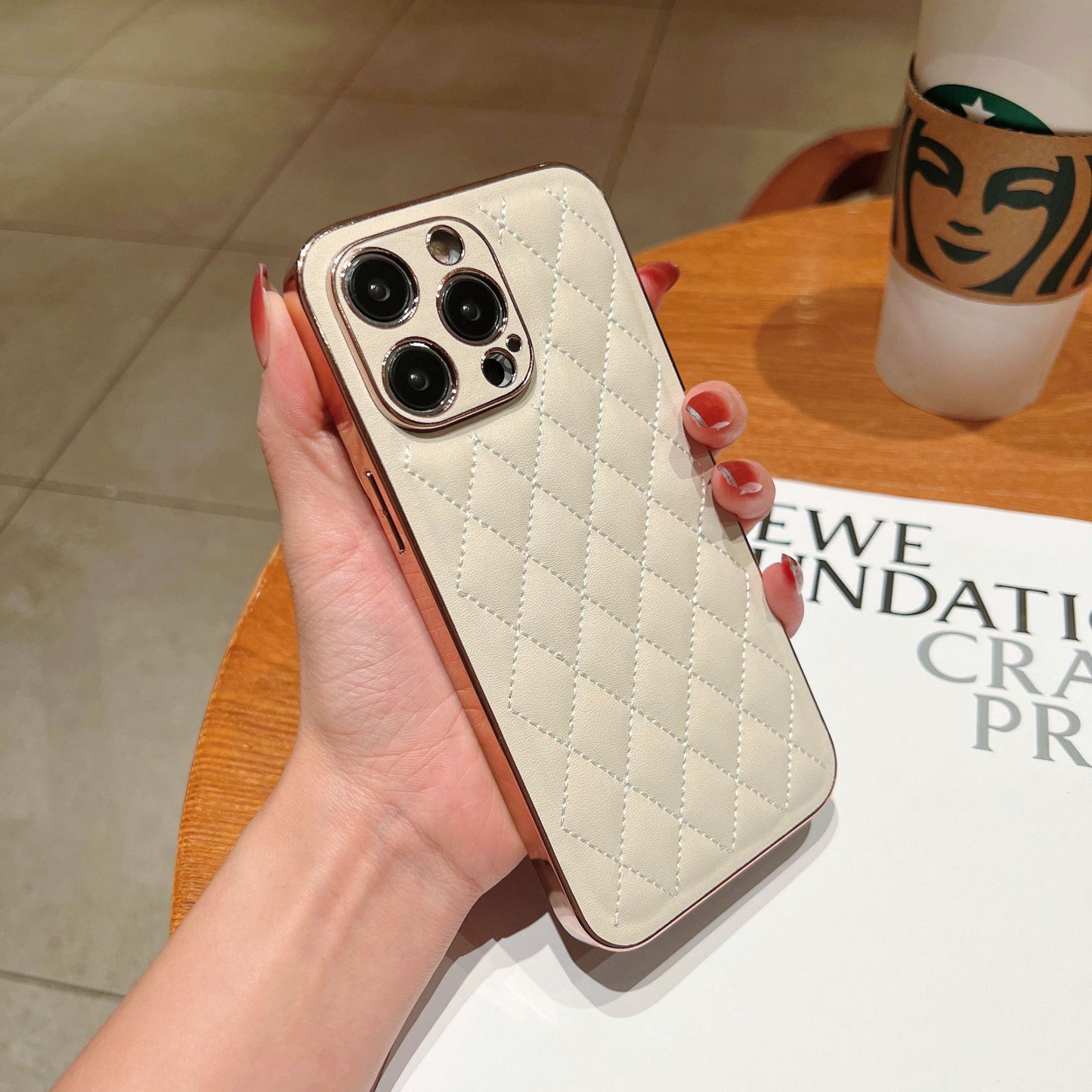 Funda de cuero con rombos para iPhone